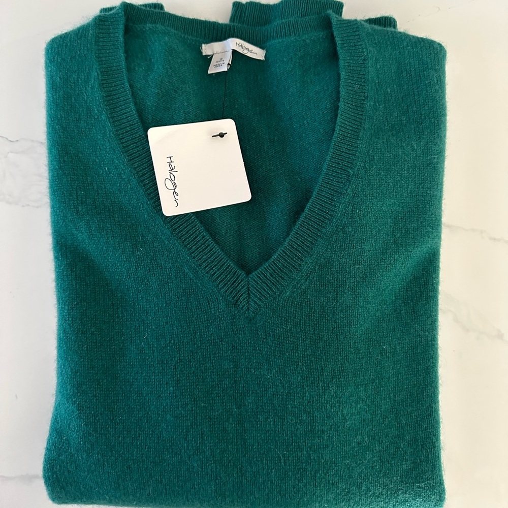 halogen cashmere v neck sweater size S NEW
100% cashmere 

Elegant green color